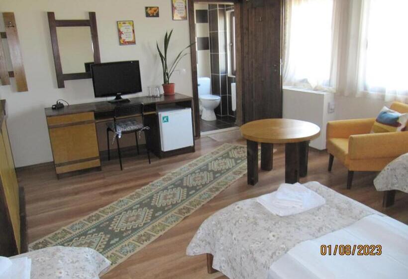 Номер Стандарт Трехместный, Guest House Belchin View