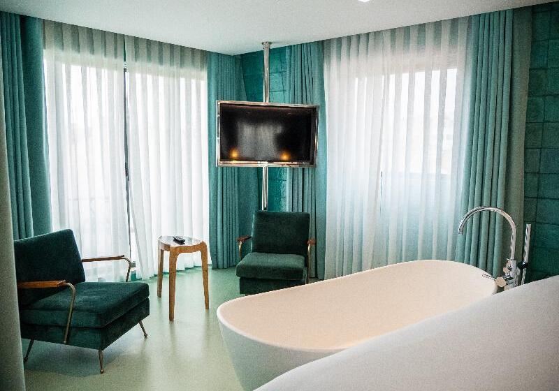 اتاق کلاب, Omni Charlotte
