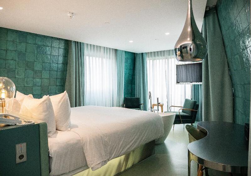 اتاق کلاب, Omni Charlotte
