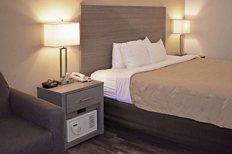Номер Стандарт Адаптированный для Инвалидов, Holiday Inn Express London Stratford, An Ihg