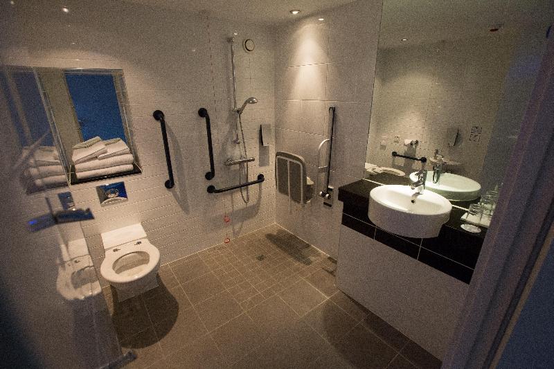 Номер Стандарт Адаптированный для Инвалидов, Holiday Inn Express London Stratford, An Ihg