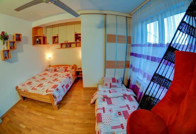 اتاق استاندارد سه تخته با سرویس بهداشتی مشترک, Rooms And Apartments S