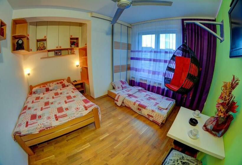 اتاق استاندارد سه تخته با سرویس بهداشتی مشترک, Rooms And Apartments S