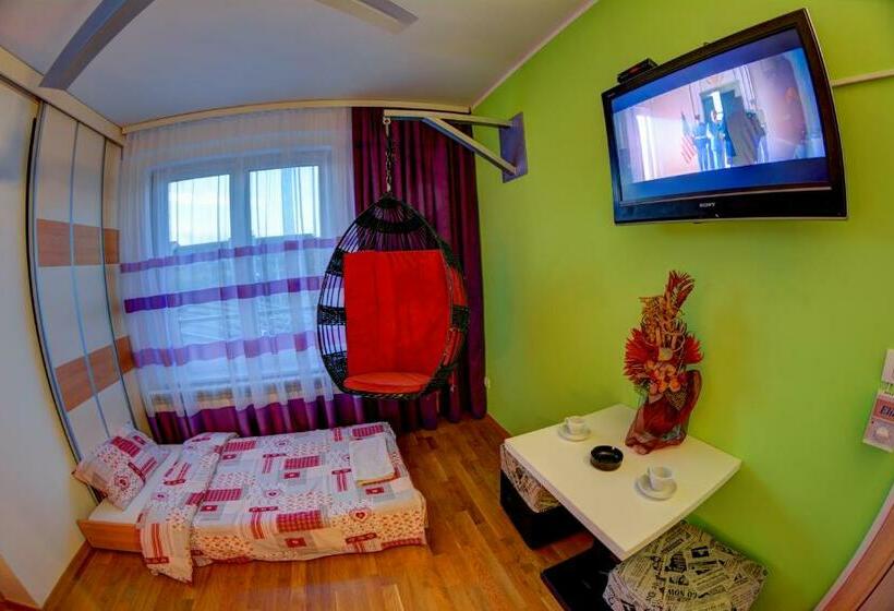 اتاق استاندارد سه تخته با سرویس بهداشتی مشترک, Rooms And Apartments S