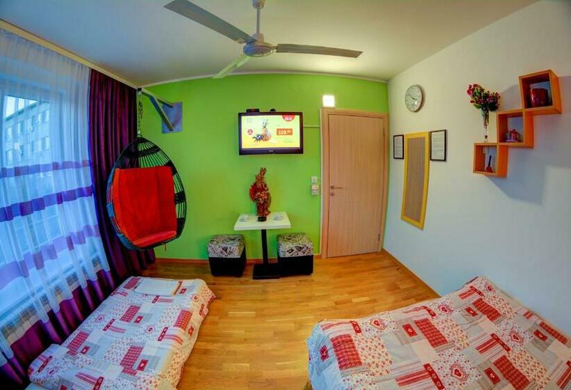اتاق استاندارد سه تخته با سرویس بهداشتی مشترک, Rooms And Apartments S
