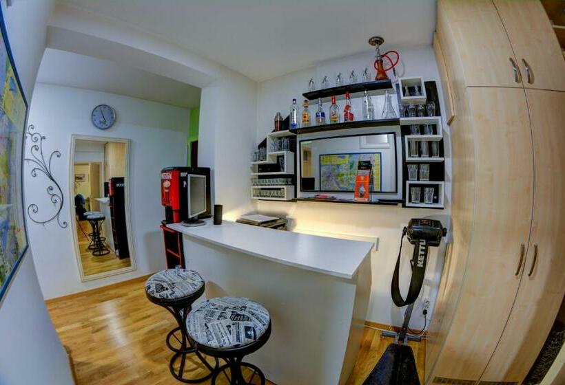 اتاق استاندارد سه تخته با سرویس بهداشتی مشترک, Rooms And Apartments S