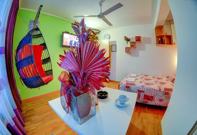 اتاق استاندارد سه تخته با سرویس بهداشتی مشترک, Rooms And Apartments S
