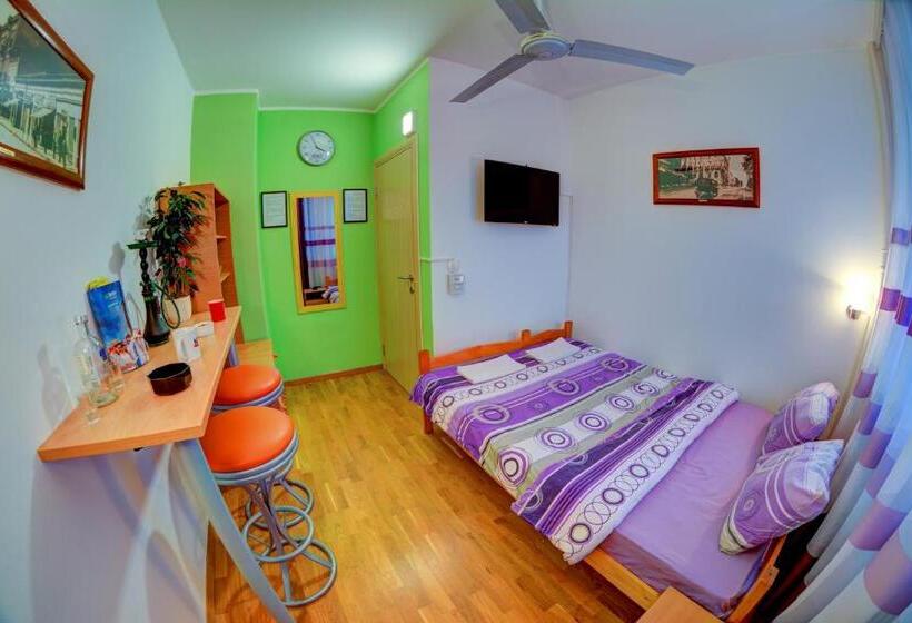 اتاق استاندارد با سرویس بهداشتی مشترک, Rooms And Apartments S