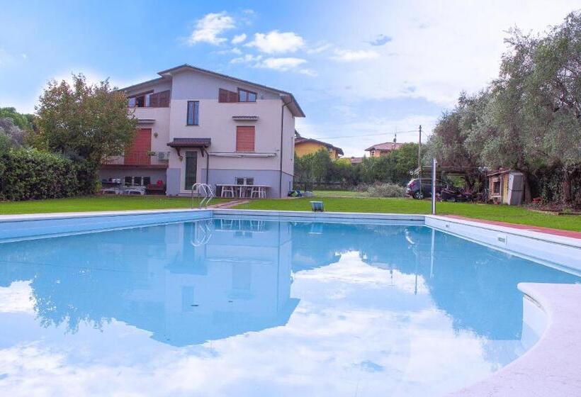 اتاق لوکس با چشم‌انداز استخر, The Swan B&b