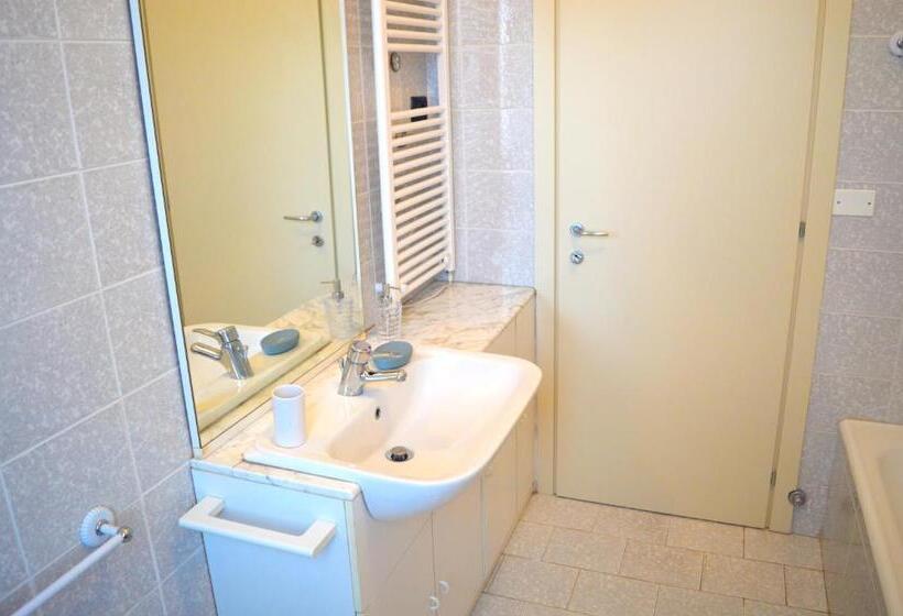 اتاق لوکس با چشم‌انداز استخر, The Swan B&b