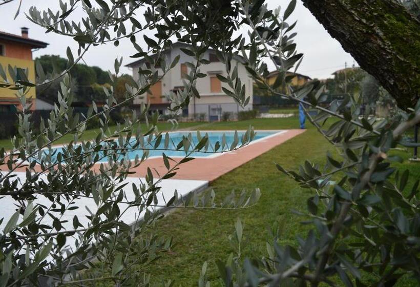 اتاق لوکس با چشم‌انداز استخر, The Swan B&b