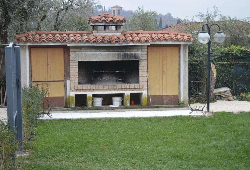 اتاق لوکس با چشم‌انداز استخر, The Swan B&b
