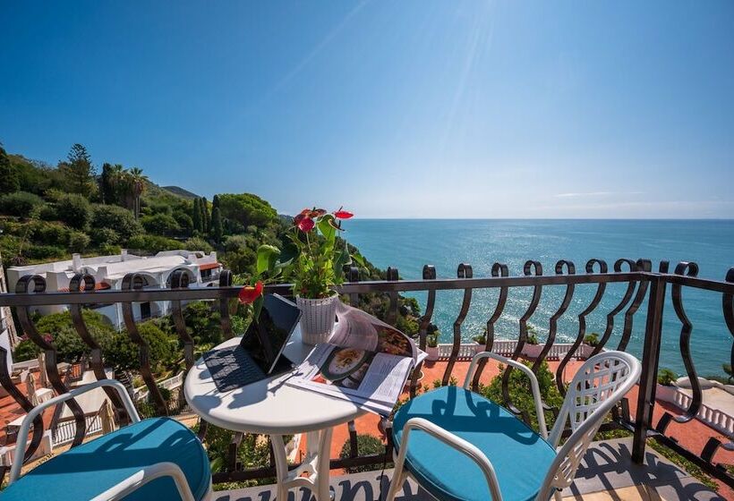 اتاق سوپریور با چشم‌انداز دریا, Grand Hotel Le Rocce