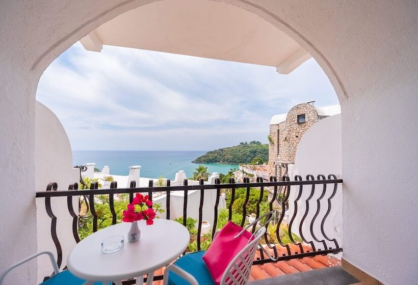 اتاق سوپریور با چشم‌انداز دریا, Grand Hotel Le Rocce