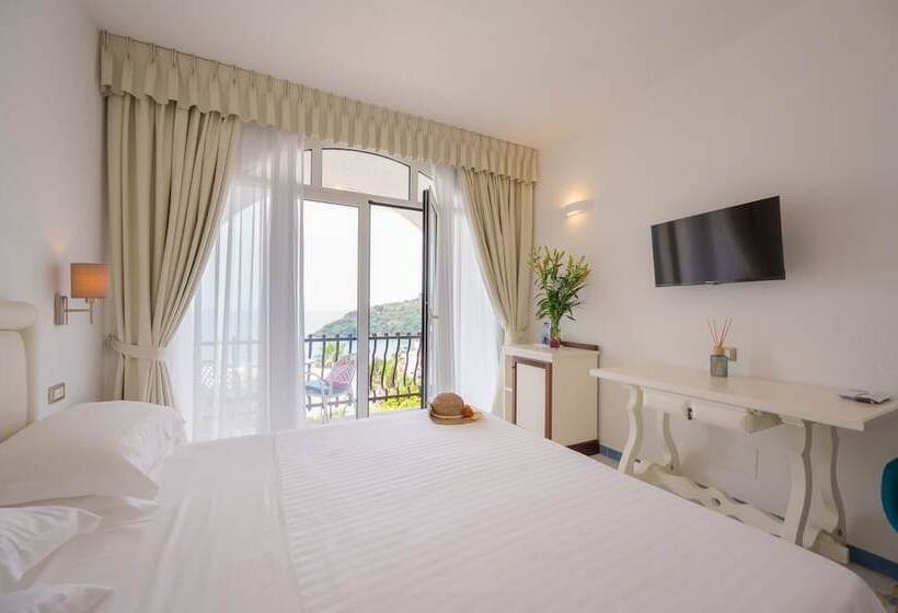 اتاق سوپریور با چشم‌انداز دریا, Grand Hotel Le Rocce