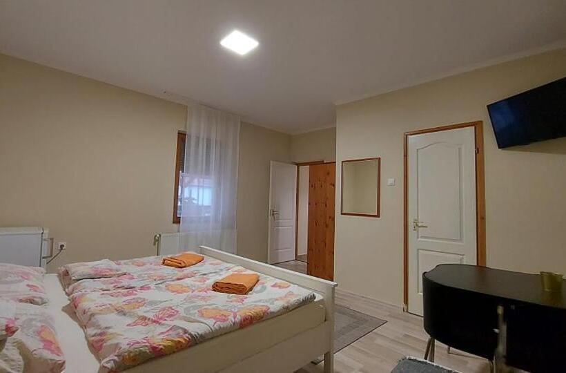 اتاق استاندارد سه نفره, Napsugár Vendégház