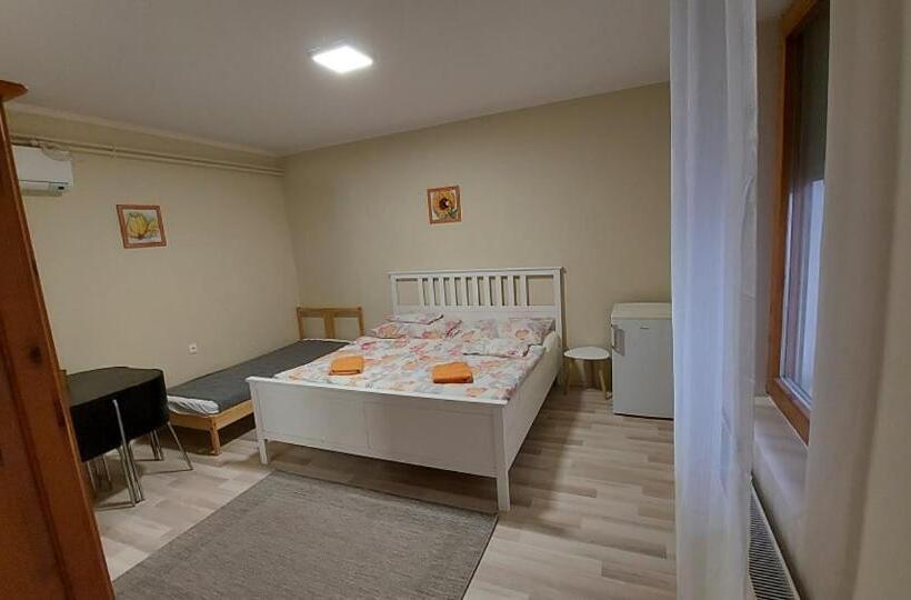 اتاق استاندارد سه نفره, Napsugár Vendégház