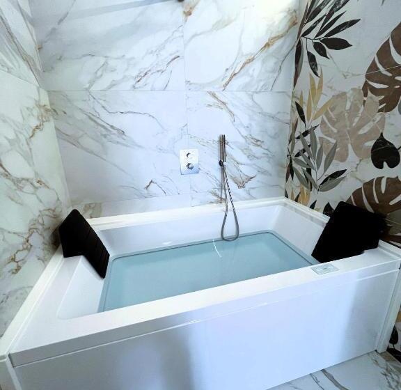 اتاق لوکس سه تخته, La Bella Ostuni Suites