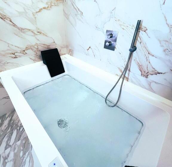 اتاق لوکس سه تخته, La Bella Ostuni Suites