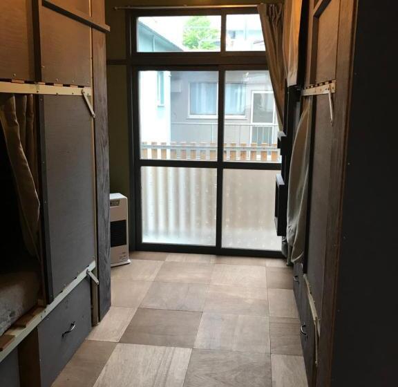 Кровать в Общей Комнате, Toyako Guest House Ponkotan