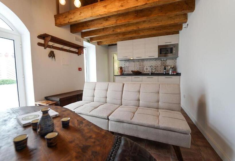 استودیو خانوادگی, Maria`s Guesthouse