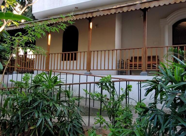 اتاق یک تخته با چشم‌انداز باغ, Kariappa House