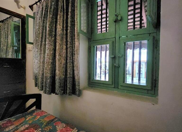 اتاق یک تخته با چشم‌انداز باغ, Kariappa House