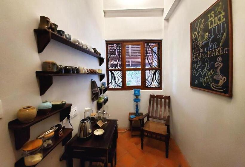 اتاق لوکس با بالکن, Kariappa House