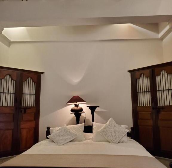 اتاق لوکس با تخت بزرگ, Kariappa House