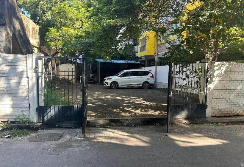اتاق لوکس با تخت بزرگ, Kariappa House