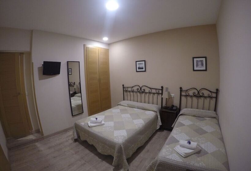 اتاق استاندارد سه نفره, Hostal El Pilar