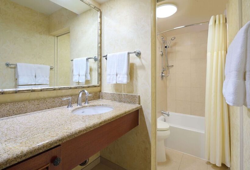 带2个双人床的标准工作室, Outrigger Waikiki Beach Resort