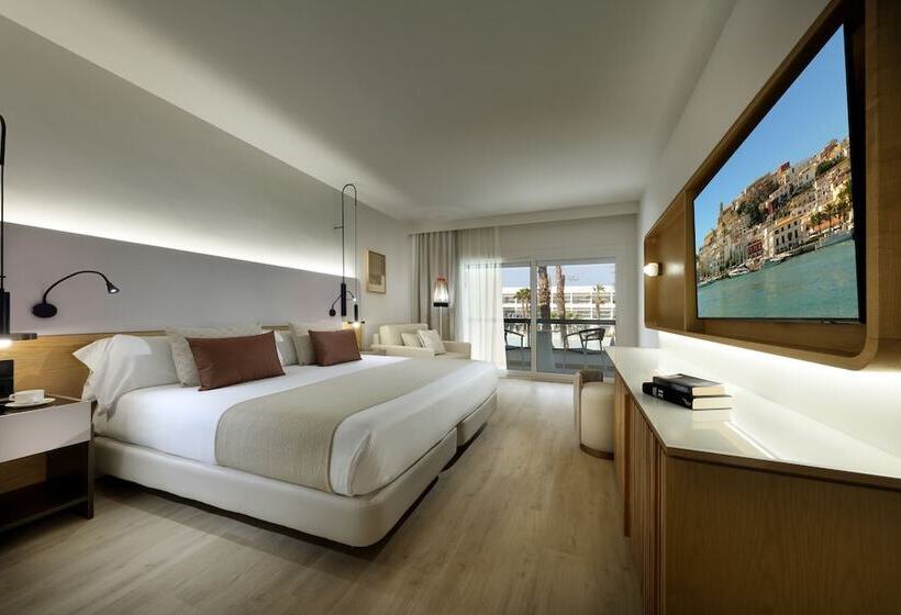 Quarto Deluxe Vista Piscina, Grand Palladium Select Palace Ibiza