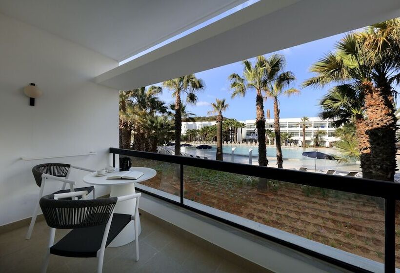 Quarto Deluxe Vista Piscina, Grand Palladium Select Palace Ibiza