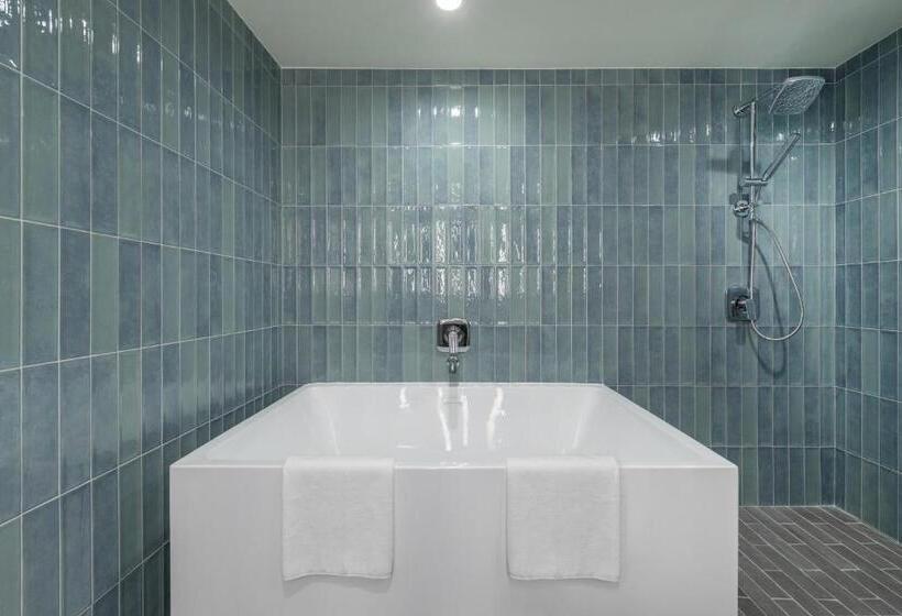 سوییت, Crowne Plaza Resort Saipan