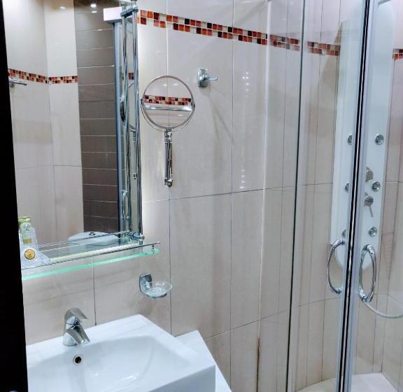 اتاق اجرایی با چشم‌انداز دریا, The Manessi City Boutique
