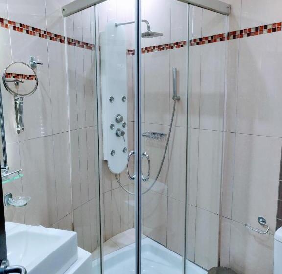 اتاق اجرایی با چشم‌انداز دریا, The Manessi City Boutique