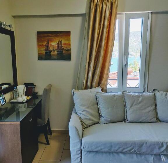 اتاق اجرایی با چشم‌انداز دریا, The Manessi City Boutique