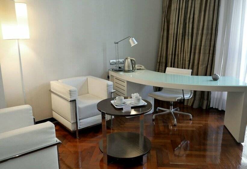 جناح, 725 Continental