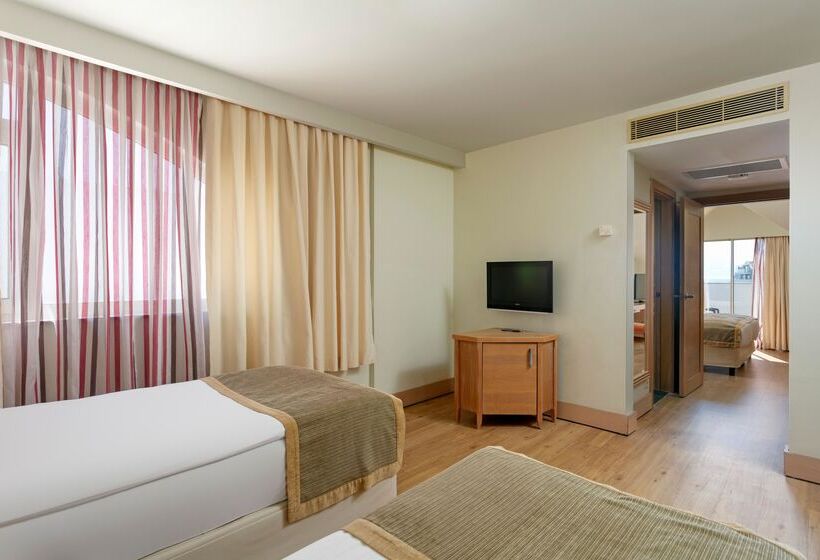 اتاق خانوادگی با چشم‌انداز جانبی دریا, Dobedan Beach Resort Comfort