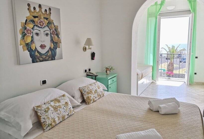 اتاق سه نفره سوپریور با چشم‌انداز دریا, Ossidiana Stromboli Center