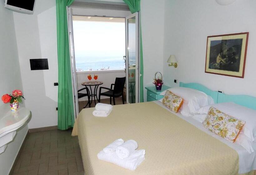 اتاق لوکس با چشم‌انداز دریا, Ossidiana Stromboli Center