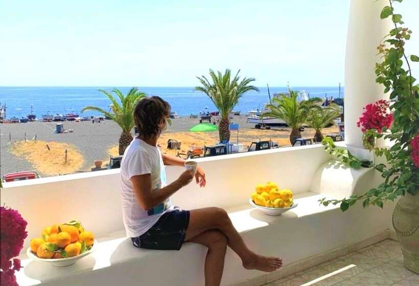 اتاق لوکس با چشم‌انداز دریا, Ossidiana Stromboli Center
