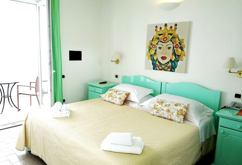 اتاق لوکس با چشم‌انداز دریا, Ossidiana Stromboli Center