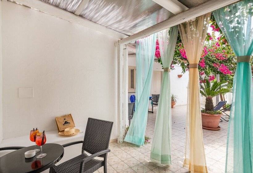 اتاق استاندارد با چشم‌انداز, Ossidiana Stromboli Center