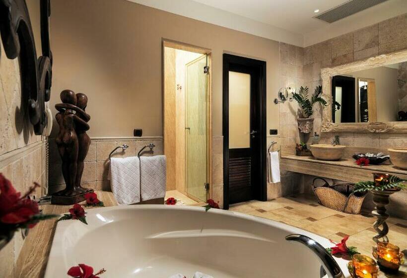 Вилла с 1 спальней и бассейном, Royal Garden Villas, Luxury