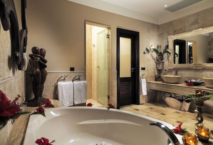 Вилла с 1 спальней и бассейном, Royal Garden Villas, Luxury