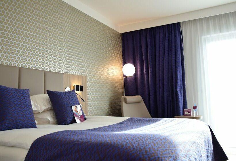 스탠다드 룸 더블 침대 공원 전망, Crowne Plaza Lyon   Cité Internationale