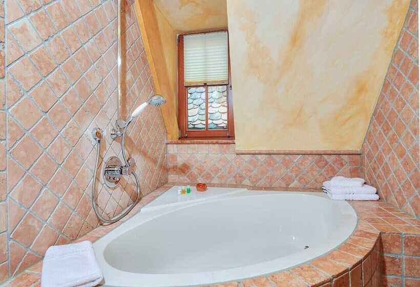 Basis Zimmer, Historik Hotel Gotisches Haus Garni