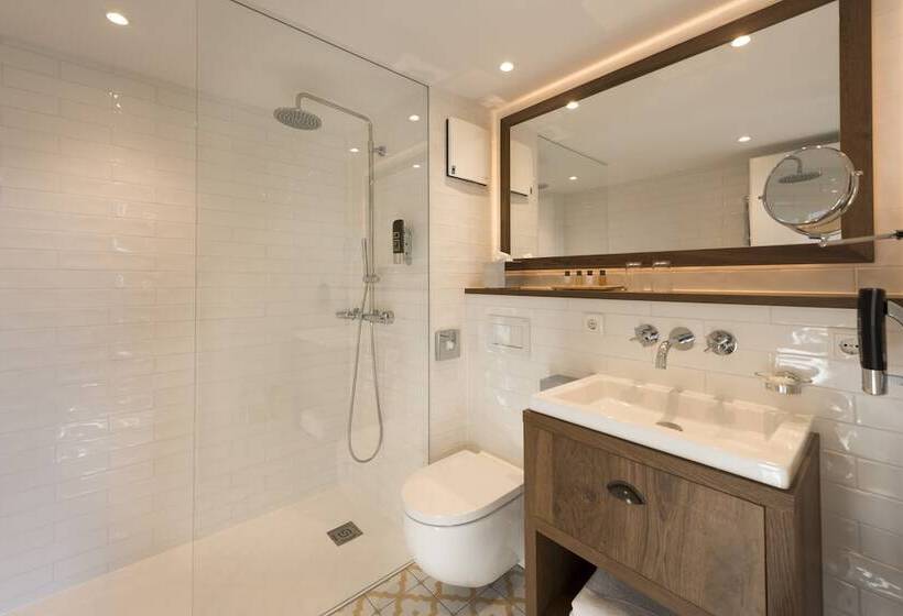 سوییت, Loev   Vela Hotels